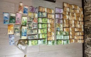 У Чорногорії у квартирі двох росіян знайшли майже €1 млн, поліграф та ІТ-обладнання Гроші та обладнання, вилучені під час обшуку квартири росіян у Чорногорії