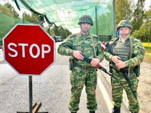 Блокпост із антидроновою сіткою на в’їзді до Гомеля