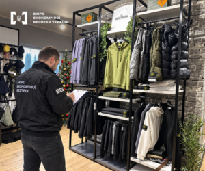 Контрафактні товари Moncler та Apple, вилучені БЕБ під час обшуків на Львівщині