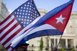 США готують сили для можливої операції навколо Куби — CBS News прапори США та Куби