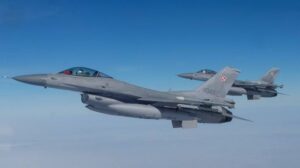 Польща підняла військову авіацію через масовану атаку росії на Україну Польська військова авіація
