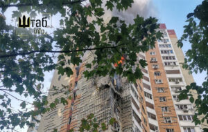 Атаки на Київ 9 вересня: удари по житлових будинках і складах, загинула жінка, серед поранених — діти Пошкоджена багатоповерхівка у Дарницькому районі після атаки на Київ 9 вересня 2026 року