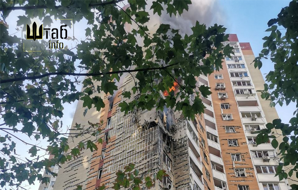 Пошкоджена багатоповерхівка у Дарницькому районі після атаки на Київ 9 вересня 2026 року