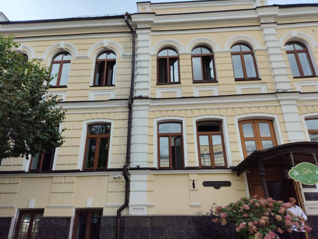 Пошкоджений Будинок Консисторії на території заповідника «Софія Київська»