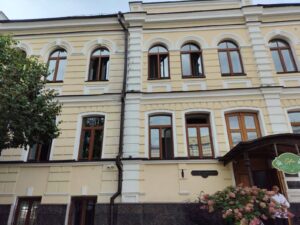 Російська атака пошкодила заповідник «Софія Київська»: постраждав Будинок Консисторії Пошкоджений Будинок Консисторії на території заповідника «Софія Київська»
