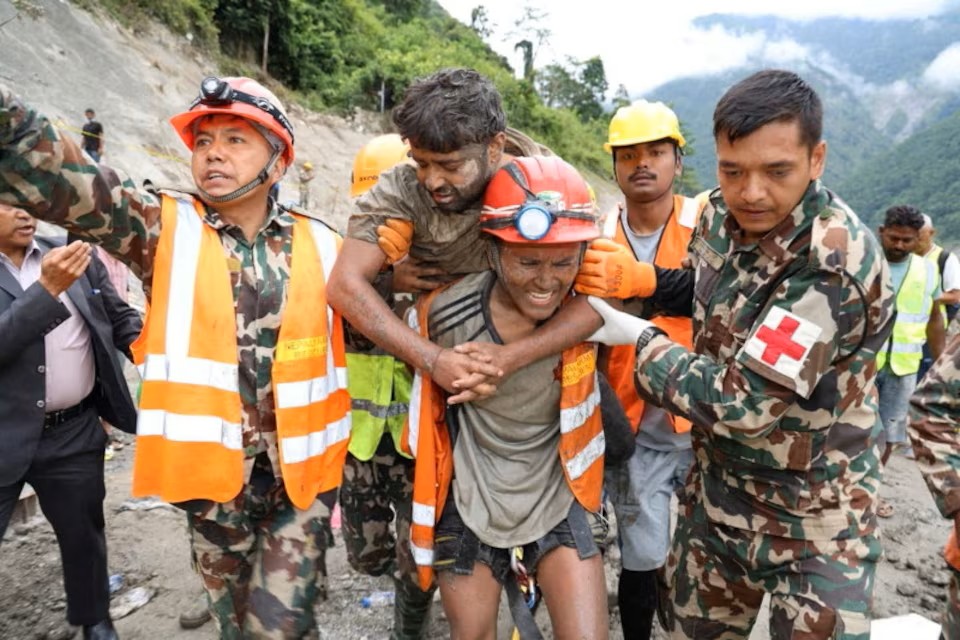 Санджая Саха виносять рятувальники з тунелю Upper Trishuli 3A після дев’яти днів під землею