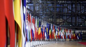 ЄС знову не погодив продовження санкцій проти путіна через вимоги Словаччини та Франції Прапори Європейського Союзу на тлі суперечки щодо продовження санкцій проти путіна