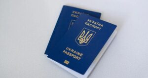 Український паспорт та документи, з яких пропонують дозволити прибирати по батькові