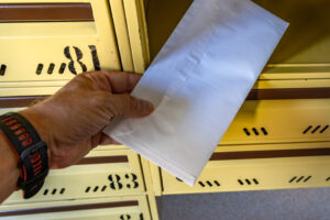 У Польщі військові центри рекрутингу розсилають мобілізаційні картки
