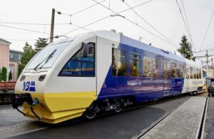 Електричка на залізничній станції.