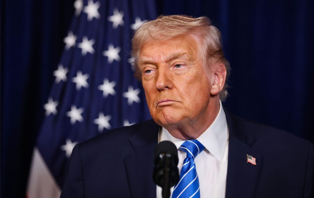 Дональд Трамп відповідає на запитання журналістів про санкції проти росії