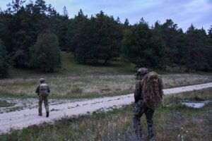 Біля Любліна у Польщі шукають невідомий об’єкт після нічних повідомлень мешканців Польські військові під час пошукової операції в лісистій місцевості — ілюстративне фото АР
