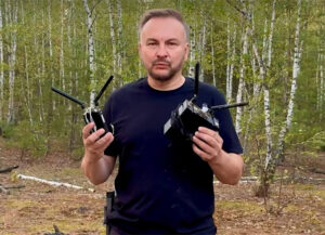 Ретранслятор для «Шахедів»: «Флеш» показав компактні пристрої для керування дронами Сергій «Флеш» Бескрестнов демонструє компактні Mesh-модеми для можливих ретрансляторів.