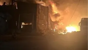 Російський обстріл знищив центральний склад мережі АТЛ у Києві