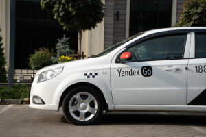 У Молдові можуть заборонити російський Yandex Go: влада перевіряє витік даних і мільйонні доходи компанії Автомобіль таксі Yandex Go у Кишиневі, де влада Молдови розпочала перевірку діяльності російського сервісу