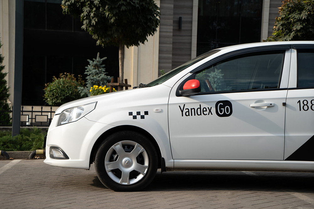 Автомобіль таксі Yandex Go у Кишиневі, де влада Молдови розпочала перевірку діяльності російського сервісу