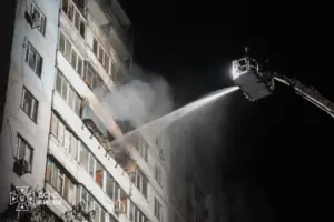 Російський дрон влучив у багатоповерхівку в Києві: загинули двоє людей