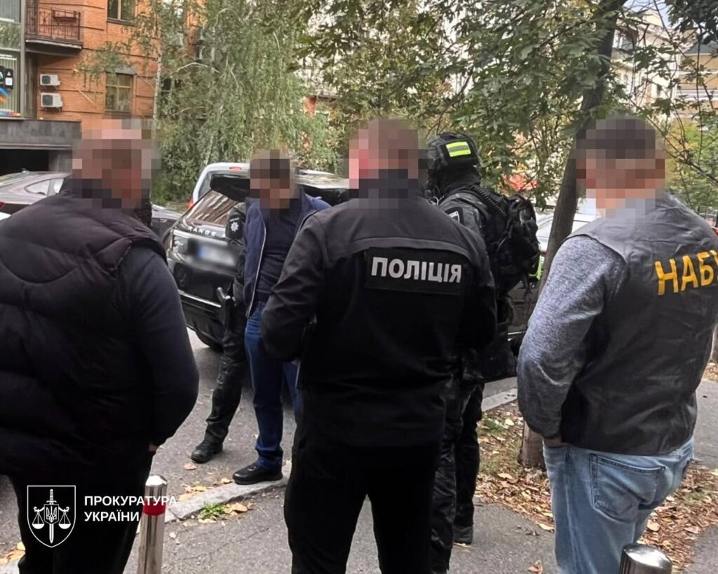 Затримання чоловіка, підозрюваного в шахрайстві під виглядом працівника НАБУ