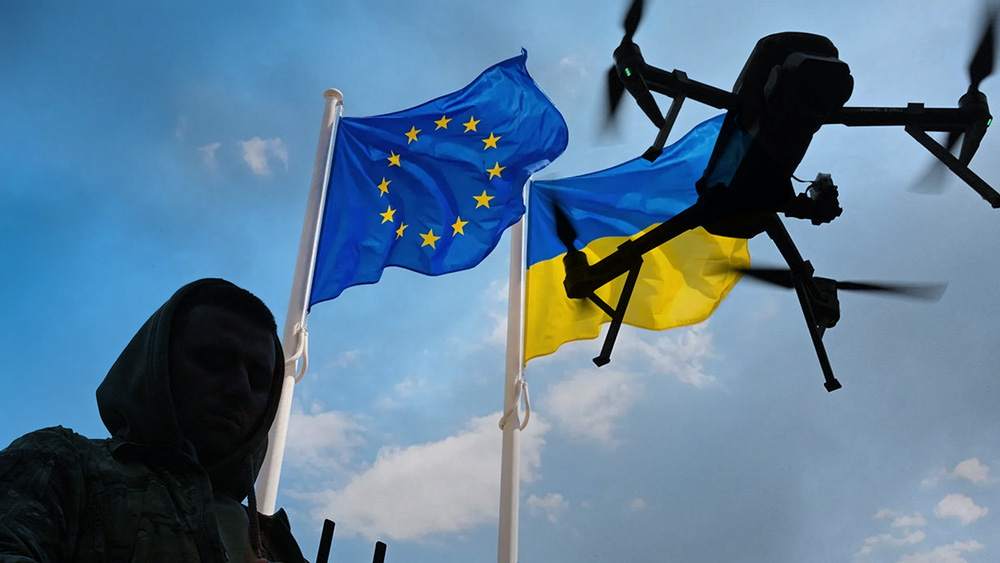 Український військовий безпілотник на тлі прапорів України та Європейського Союзу.
