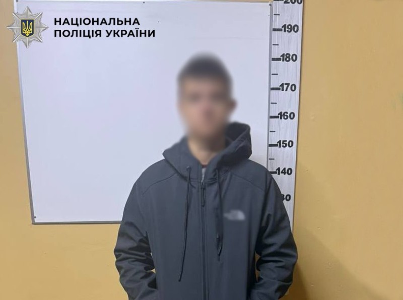 18-річний підозрюваний у справі про виманювання у киянки 2000 доларів під виглядом перевірки СБУ