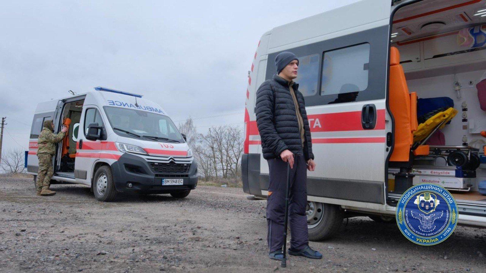 Автомобілі швидкої допомоги під час повернення 11 українців із тимчасово окупованих територій у жовтні 2026 року