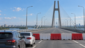 Київ: обмеження руху на мостах під час повітряної тривоги