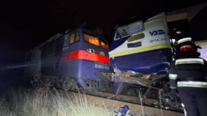 Зіткнення поїздів у Львові: восьмеро травмованих, п’ятьох госпіталізували