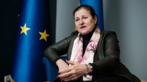 Посолка ЄС в Україні запевнила: усі посольства країн ЄС залишаються у столиці — попри погрози росії та чутки про виїзд депутатів Посолка ЄС Катаріна Матернова заявила, що посольства країн ЄС залишаються у Києві