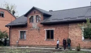 Атака на Львівщину 18 жовтня: у Малехові пошкоджений логістичний комплекс, у Мурованому — два будинки Пошкоджені вікна житлового будинку в Мурованому після російської атаки 18 жовтня 2026 року