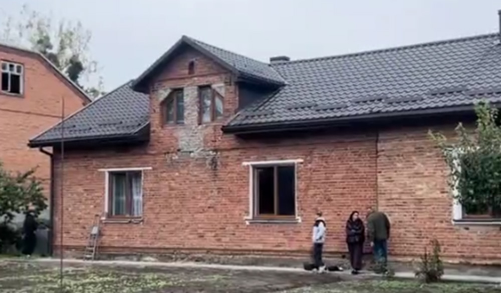 Пошкоджені вікна житлового будинку в Мурованому після російської атаки 18 жовтня 2026 року