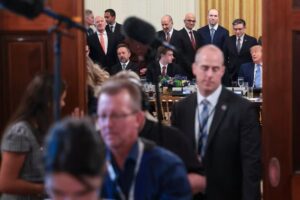 Дональд Трамп із керівниками технологічних компаній під час обговорення безпеки штучного інтелекту
