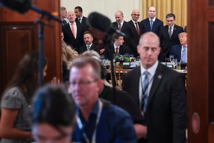 Дональд Трамп із керівниками технологічних компаній під час обговорення безпеки штучного інтелекту