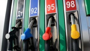 Заправка автомобіля на АЗС в Україні