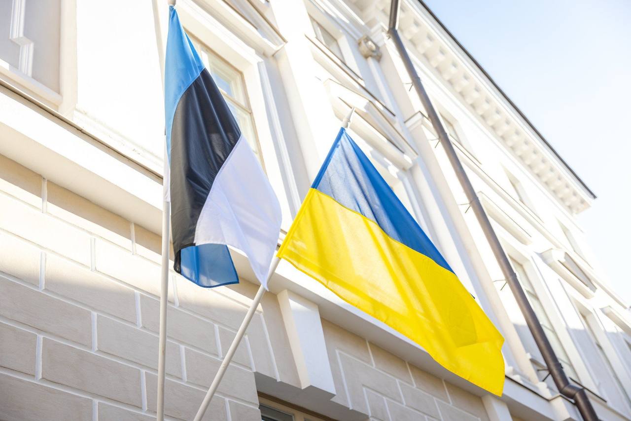 Український прапор біля посольства росії в Таллінні — в Естонії засудили чоловіка за його паплюження