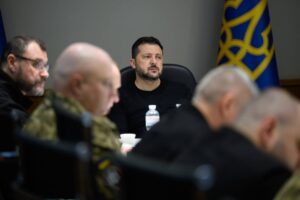 «Дзеркально відповідати на російські удари»: Зеленський визначив завдання щодо далекобійних дронів на 2027 рік Володимир Зеленський під час засідання Ставки.