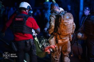 Рятувальники ліквідовують наслідки удару по житловому будинку в Києві в ніч проти 14 жовтня