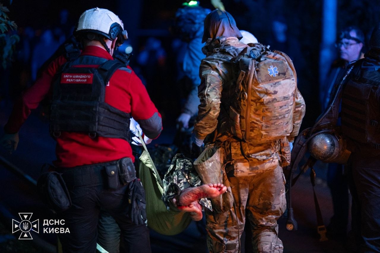 Рятувальники ліквідовують наслідки удару по житловому будинку в Києві в ніч проти 14 жовтня