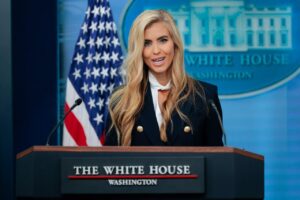 Прессекретарка Трампа залишає посаду за тиждень після призначення: скандали через Україну, теорії змови та диплом юриста Кеті Захарія під час першого брифінгу в Білому домі 13 жовтня 2026 року