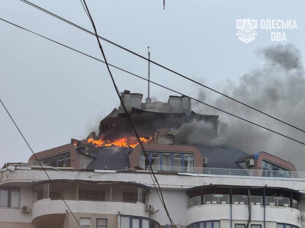Пошкоджена багатоповерхівка в Одесі після російської атаки 18 жовтня 2026 року.