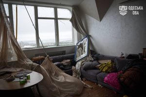 Атака на Одесу 18 жовтня: пошкоджено 19-поверхівку, постраждала дитина Пошкоджена багатоповерхівка в Одесі після російської атаки 18 жовтня 2026 року.