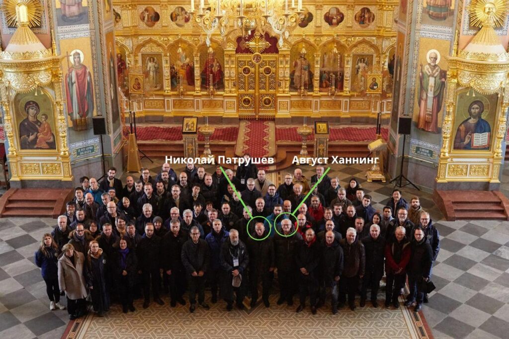 Ексглава німецької розвідки Август Ганнінг на архівному фото в церкві з Патрушевим