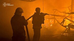 Троє загиблих і шестеро поранених: російські дрони атакували підприємство на Київщині Рятувальники ДСНС ліквідовують наслідки російського удару по підприємству в Обухівському районі Київщини 20 жовтня 2026 року