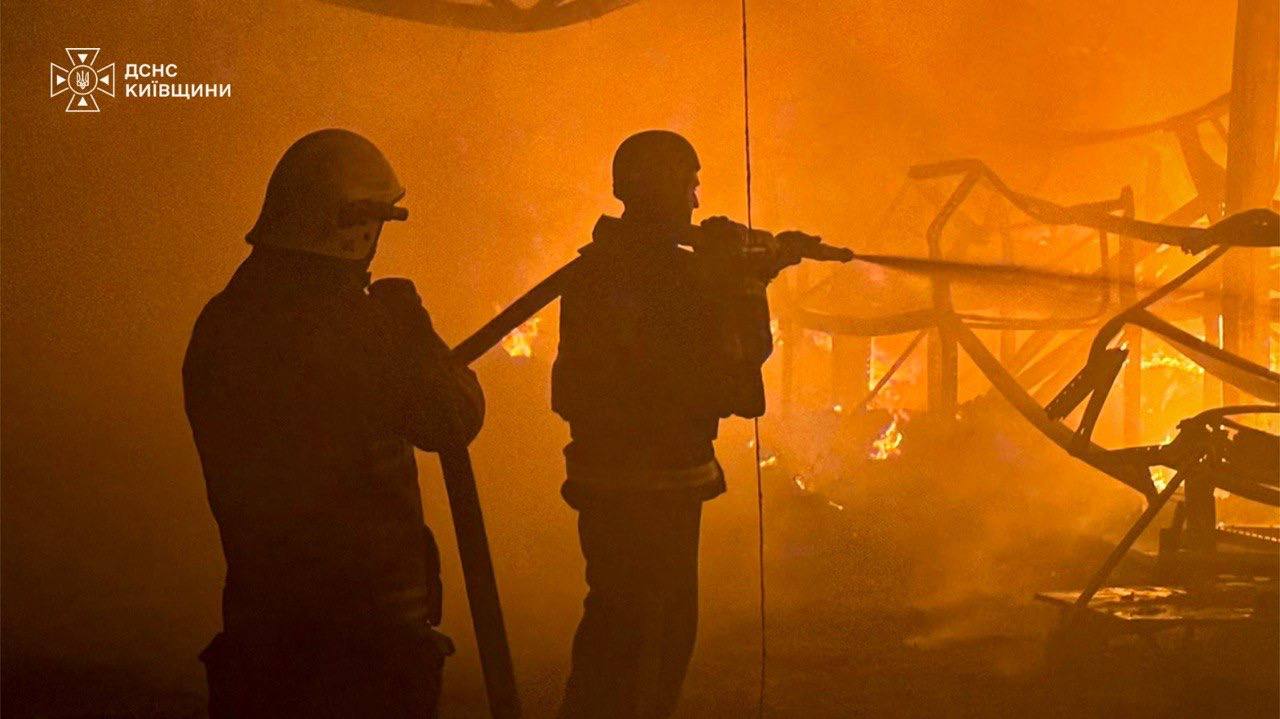 Рятувальники ДСНС ліквідовують наслідки російського удару по підприємству в Обухівському районі Київщини 20 жовтня 2026 року