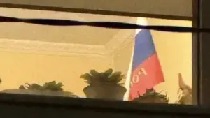 осійський прапор у вікні багатоповерхового будинку на вулиці Стрийській у Львові