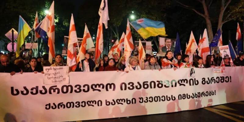 Учасники опозиційної ходи в Тбілісі під час кампанії «Грузія без Іванішвілі»