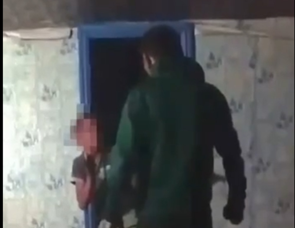 Скриншот відео катування 10-річного хлопчика його вітчимом