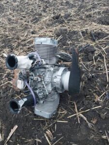 У Молдові впав і вибухнув дрон: поліція показала уламки, МЗС засудило російські атаки Уламки безпілотника, який упав і вибухнув 16 жовтня 2026 року між селами Кодрені-Ної та Скаяни в Молдові