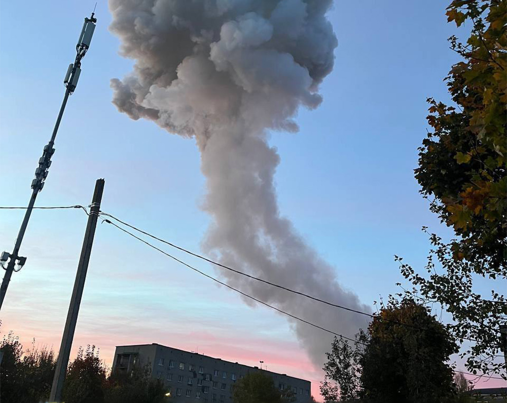 Стовп диму над Краснозаводськом після вибухів у районі хімічного заводу